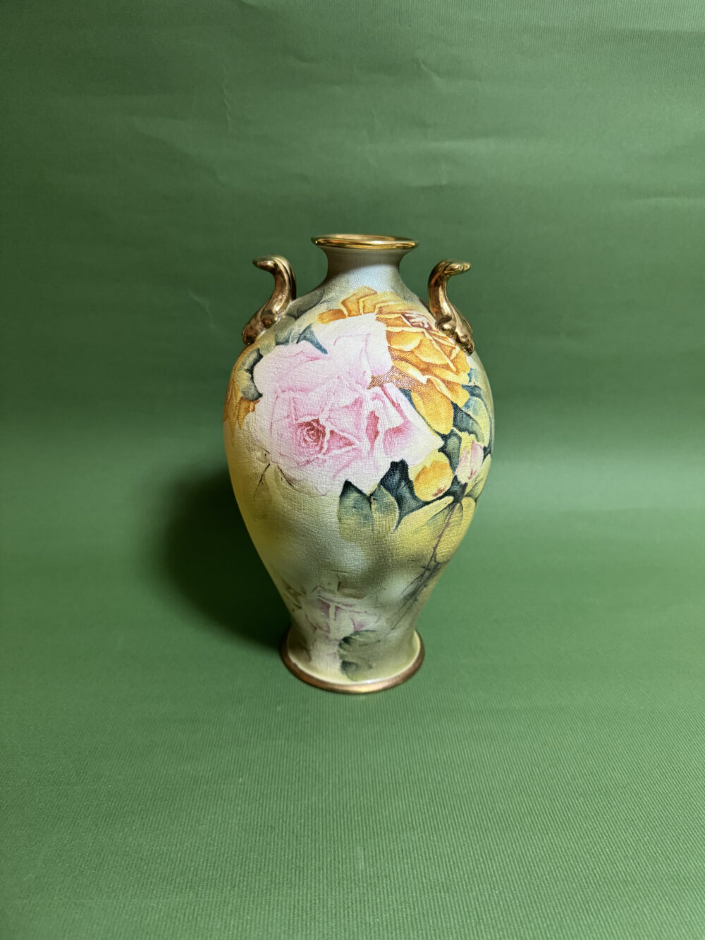 タペストリー　薔薇絵花瓶